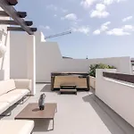 Penthouse With Jacuzzi, Ocean And Pool Views דירה *