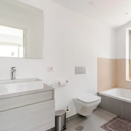 Penthouse With Jacuzzi, Ocean And Pool Views *