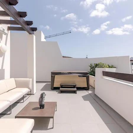 Penthouse With Jacuzzi, Ocean And Pool Views شقة *