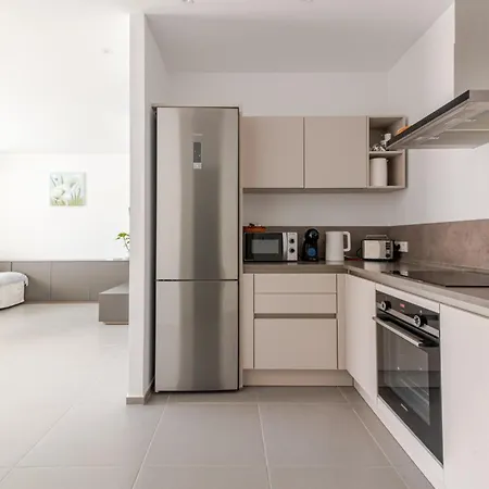 Penthouse With Jacuzzi, Ocean And Pool Views