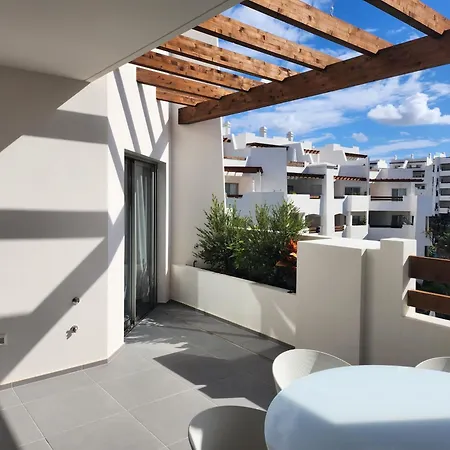 Penthouse With Jacuzzi, Ocean And Pool Views Appartement *